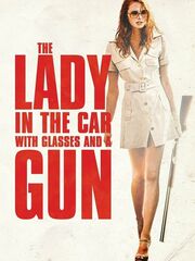 Дама в очках и с ружьем в автомобиле