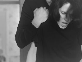 Юлия Снигирь секси – Хороший человек s01e02 (2020)