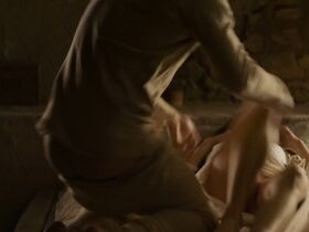 Ирена Эсколар секси – В волчьей шкуре (2017)