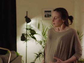 Джулиана Кэнфилд секси, Мария Диззия секси – Окно напротив (2019) #2