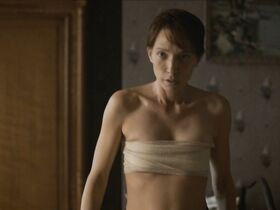 Лаура Смет голая, Зои Бесмонд де Сенневиль голая, Зина Есепчук секси – Пацанка s01e01-02 (2020) #5