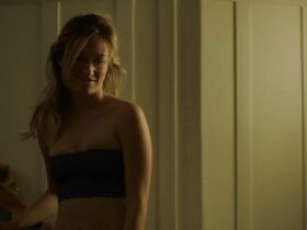 Оливия Хэмилтон секси – Держись крепче и удачи (2020) #2