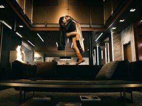 Эрин Мориарти секси, Ая Кэш секси – Пацаны s02e05 (2020)