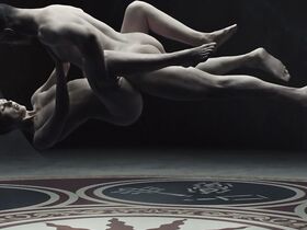 Аманда Коллин голая – Воспитанные волками s01e06-07 (2020)