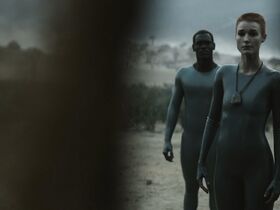 Аманда Коллин голая – Воспитанные волками s01e06-07 (2020) #10