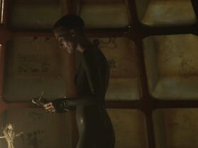 Аманда Коллин голая – Воспитанные волками s01e06-07 (2020) #11