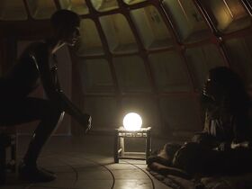 Аманда Коллин голая – Воспитанные волками s01e06-07 (2020) #12