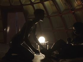 Аманда Коллин голая – Воспитанные волками s01e06-07 (2020) #13