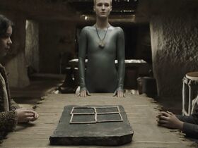 Аманда Коллин голая – Воспитанные волками s01e06-07 (2020) #14