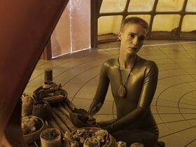 Аманда Коллин голая – Воспитанные волками s01e06-07 (2020) #15