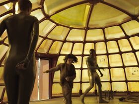 Аманда Коллин голая – Воспитанные волками s01e06-07 (2020) #17