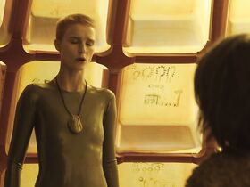 Аманда Коллин голая – Воспитанные волками s01e06-07 (2020) #19