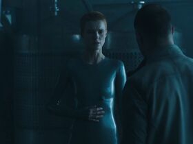 Аманда Коллин голая – Воспитанные волками s01e06-07 (2020) #2