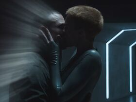 Аманда Коллин голая – Воспитанные волками s01e06-07 (2020) #24