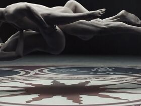 Аманда Коллин голая – Воспитанные волками s01e06-07 (2020) #29