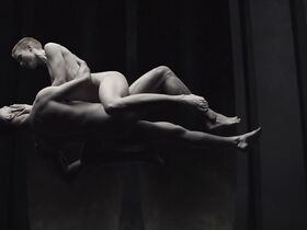 Аманда Коллин голая – Воспитанные волками s01e06-07 (2020) #32