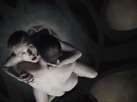 Аманда Коллин голая – Воспитанные волками s01e06-07 (2020) #33