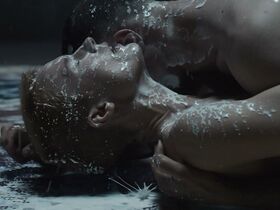 Аманда Коллин голая – Воспитанные волками s01e06-07 (2020) #35