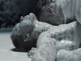 Аманда Коллин голая – Воспитанные волками s01e06-07 (2020) #36