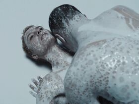 Аманда Коллин голая – Воспитанные волками s01e06-07 (2020) #37