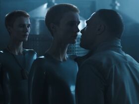 Аманда Коллин голая – Воспитанные волками s01e06-07 (2020) #4