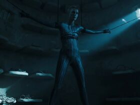 Аманда Коллин голая – Воспитанные волками s01e06-07 (2020) #41