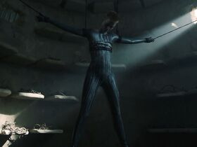 Аманда Коллин голая – Воспитанные волками s01e06-07 (2020) #42