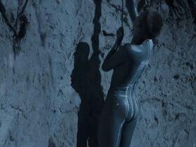 Аманда Коллин голая – Воспитанные волками s01e06-07 (2020) #45