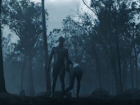 Аманда Коллин голая – Воспитанные волками s01e06-07 (2020) #46