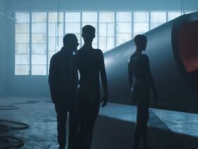 Аманда Коллин голая – Воспитанные волками s01e06-07 (2020) #5