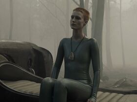 Аманда Коллин голая – Воспитанные волками s01e06-07 (2020) #6