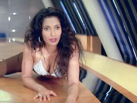 Катрина Каиф секси, Мадху Сапре секси – Бум (2003) #14