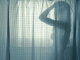 Аманда Сайфред секси, Эмили Уикершем секси – Gone (2012)