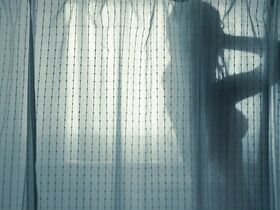 Аманда Сайфред секси, Эмили Уикершем секси – Gone (2012) #2