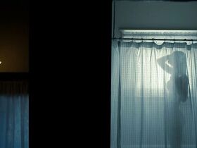 Аманда Сайфред секси, Эмили Уикершем секси – Gone (2012) #3