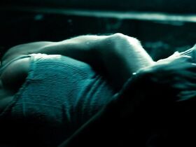 Аманда Сайфред секси, Эмили Уикершем секси – Gone (2012) #5