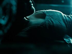 Аманда Сайфред секси, Эмили Уикершем секси – Gone (2012) #6