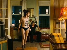 Кэтрин Кинер голая, Элизабет Беркли секси, Бриджит Уилсон голая – Настоящая блондинка (1997) #14