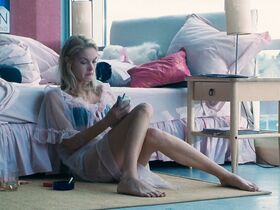 Кэтрин Кинер голая, Элизабет Беркли секси, Бриджит Уилсон голая – Настоящая блондинка (1997) #24