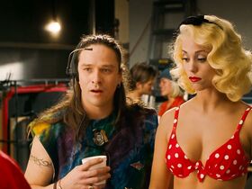 Кэтрин Кинер голая, Элизабет Беркли секси, Бриджит Уилсон голая – Настоящая блондинка (1997) #29