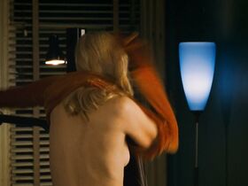 Кэтрин Кинер голая, Элизабет Беркли секси, Бриджит Уилсон голая – Настоящая блондинка (1997) #31