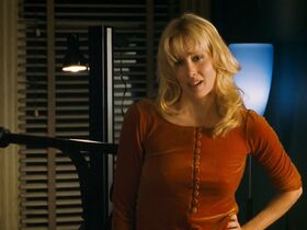 Кэтрин Кинер голая, Элизабет Беркли секси, Бриджит Уилсон голая – Настоящая блондинка (1997) #32