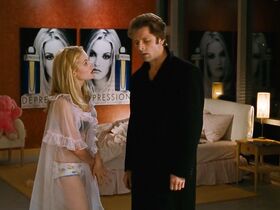 Кэтрин Кинер голая, Элизабет Беркли секси, Бриджит Уилсон голая – Настоящая блондинка (1997) #34