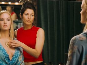 Кэтрин Кинер голая, Элизабет Беркли секси, Бриджит Уилсон голая – Настоящая блондинка (1997) #37