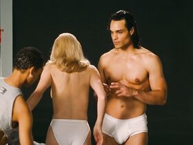 Кэтрин Кинер голая, Элизабет Беркли секси, Бриджит Уилсон голая – Настоящая блондинка (1997) #39