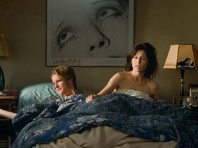 Кэтрин Кинер голая, Элизабет Беркли секси, Бриджит Уилсон голая – Настоящая блондинка (1997) #4