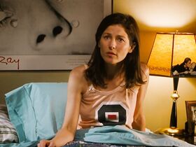 Кэтрин Кинер голая, Элизабет Беркли секси, Бриджит Уилсон голая – Настоящая блондинка (1997) #43