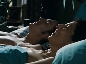 Кэтрин Кинер голая, Элизабет Беркли секси, Бриджит Уилсон голая – Настоящая блондинка (1997) #44