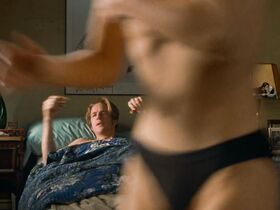 Кэтрин Кинер голая, Элизабет Беркли секси, Бриджит Уилсон голая – Настоящая блондинка (1997) #5