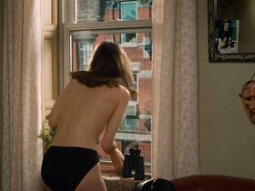 Кэтрин Кинер голая, Элизабет Беркли секси, Бриджит Уилсон голая – Настоящая блондинка (1997) #6